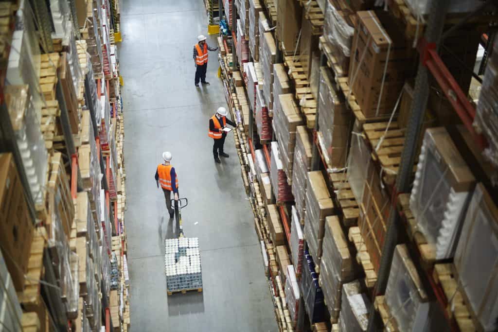 Empleados trabajando en un almacén de mercancías