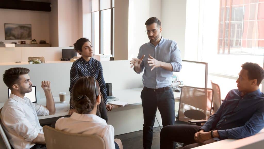 Personal de la empresa hablando